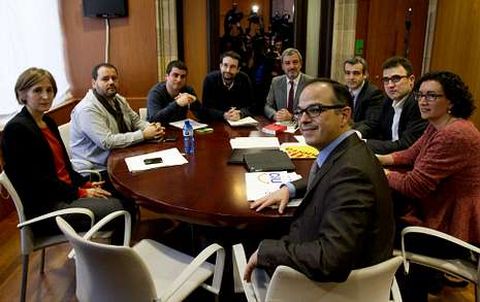Los portavoces parlamentarios de los partidos catalanes a favor del derecho a decidir (CiU, ERC, PSC, CUP  e ICV) se reunieron ayer en el Parlamento para intentar negociar una declaraci�n de soberan�a.