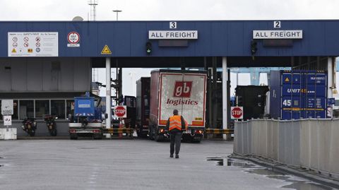 Camiones pasan un control en el puerto de Zeebrugge (B�lgica). 