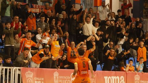 El capit�n y canterano Pitero celebra un gol ante la afici�n de Vista Alegre