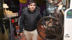 Sergio Soneira, de la tienda carballesa de objetos de segunda mano Buy&Sell
