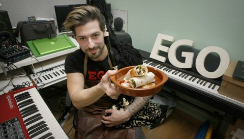 A Cristian le gusta innovar en la m�sica y tambi�n en la cocina: �A portada do disco dun gaiteiro non ten por que ser nun cruceiro�. 