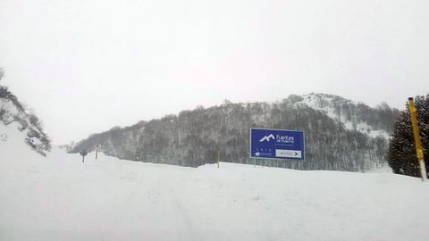 El acceso a Fuentes de Invierno cubierto por la nieve.El acceso a Fuentes de Invierno cubierto por la nieve