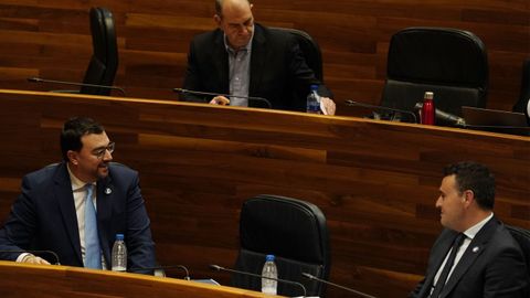 El presidente del Principado de Asturias, Adri�n Barb�n (i), charla con el consejero de Hacienda, Guillermo Pel�ez este viernes durante el pleno extraordinario sobre financiaci�n auton�mica que celebra la Junta General