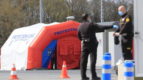 Protección Civil instala en el parking de urgencias del Hula una estación de desinfección de vehículos sanitarios