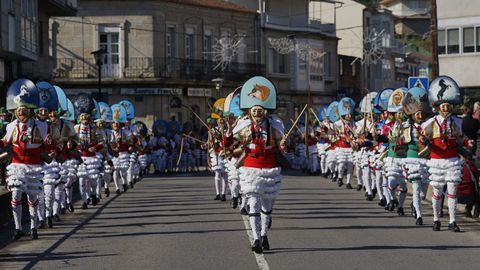 Desfile de cigarróns y recibimiento a la gente que sale de misa