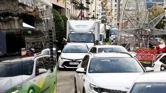 Atasco de tr�fico en una calle de Vigo