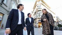 Borja Ros, Javier Ruiz y Tania lvarez ante la nueva sede de la compaa en el Prncipe.