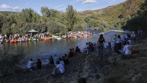 Fiesta de la piragua en el Sil.M�s de trescientos participantes y numerosos p�blico disfrutaron del descenso internacional