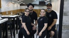 El�a Estarlyn posa junto a Yuniet y Yunet De la Caridad y Yuden Salvador en el restaurante que regentan: El m�o y el tuyo.