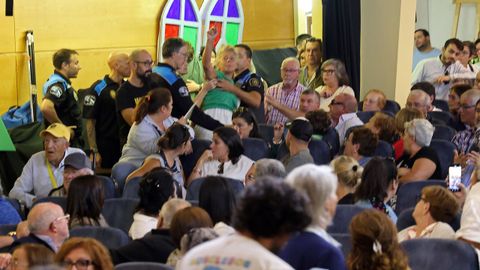 PLENO MOCION DE CENSURA EN EL CONCELLO DE RIBEIRA, DONDE LUIS PEREZ BARRAL ALCALDE DEL BNG CEDE EL BASTON DE MANDO A LA NUEVA ALCALDESA MARIA JOSE SAMPEDRO CANDIDATA DEL PP, PRIMERA MUJER EN ESTE PUESTO.