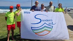 En Carballo, posaron ayer, tambi�n, con la bandera de sendero azul.