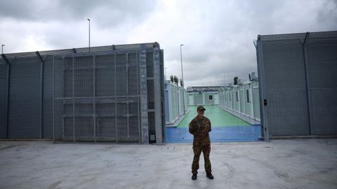 Un militar italiano, ante el campo para migrantes en Gjadr, Albania.