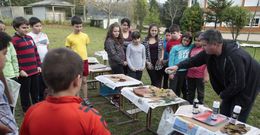 Los alumnos participaron ayer en un trabajo creativo paralelo combinando hojas de �rboles y sprays. 