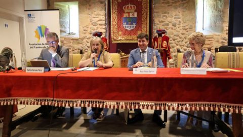La renovaci�n de la junta directiva tuvo lugar este viernes. Con el micr�fono Olga Iglesias, alcaldesa de Triacastela