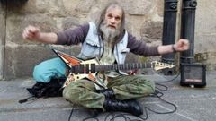 Carlos Gal�n Gonz�lez, conocido como Gal�n, con su inseparable guitarra de colores.