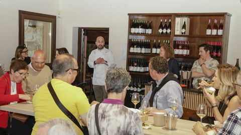 El cocinero Manu Rodr�guez presenta los platos que probaron los visitantes