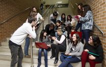 Mar Dur�n (en el centro, de negro) junto a los alumnos que impulsaron este trabajo en grupo. 
