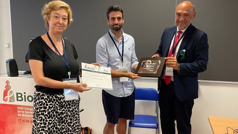 El investigador Juan Mangas, en el acto de entrega del Premio de J�venes Investigadores de la Sociedad Espa�ola de Biotecnolog�a (SEBiot), entre Mar�a Jos� Hern�iz, presidenta de la SEBiot, y Efr�n Bautista, representante de Solmeglas.