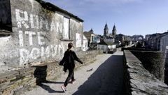 La Casa da Torre, pegada a la Muralla por su cara interna. 