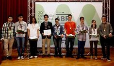 Gerard Orriols y Ra�l Alonso, primero y segundo por la izquierda, posan con los otros ganadores.