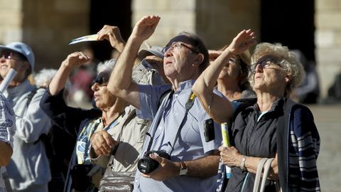 Turistas al sol en el Obradoiro