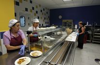 El comedor de La Salle acoge durante agosto el servicio de la Cocina Econ�mica. 