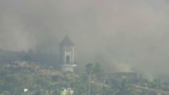 El campanario de la iglesia de Todoque se derrumba ante el avance de la lava en La Palma