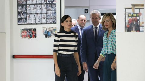 La reina, con el presidente de la Xunta y la ministra de Educacin en el centro.