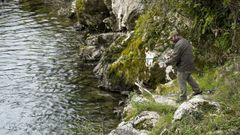 Pescador en el Puente Romano de Cangas de On�s. Cientos de pescadores tratar�n de hacerse este domingo con el preciado 'campanu',