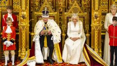 Los reyes Carlos III y Camila, durante el solemne acto en la C�mara de los Lores.