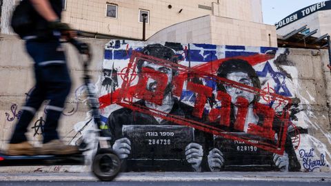 Cartel con la imagen de los directores del documental &laquo;Naza&raquo;, Yuval Abraham y Rachel Szor, con la palabra &laquo;traidores&raquo; escrita en rojo