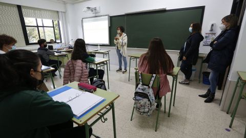 En las aulas, tener las ventanas entreabiertas durante toda la jornada podría no ser la mejor opción si hace frio