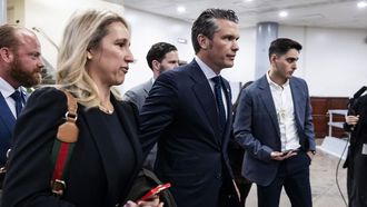 Pete Hegseth, el nuevo secretario de Defensa, junto a su mujer, Jennifer Rauchet.