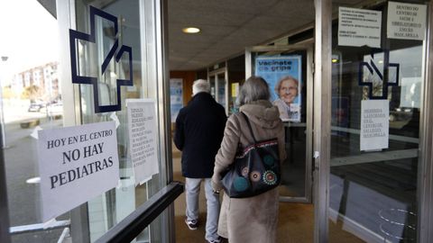 Foto de enero del 2023 del centro de salud de Viveiro, en el que se informa de la ausencia de pediatras