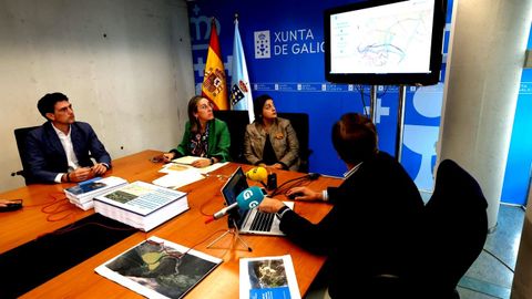 La conselleira Ethel Vzquez, con la alcaldesa de Folgoso do Courel y el delegado territorial de la Xunta en Lugo, durante la presentacin del proyecto