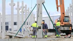 Obreros trabajando en abril en una nave en As G�ndaras