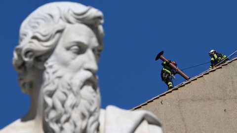 Los bomberos del Vaticano instalaron ayer la chimenea que anunciará la elección del nuevo papa con su humo blanco.