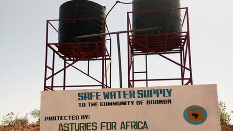 Comunidad de Boraba, en Gambia, con unos de los pozos instalados