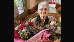 Florinda �lvarez , el d�a de su cumplea�os, el 6 de enero, con un ramo de flores