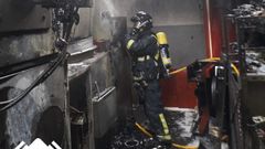 Bombero en el lugar del incendio, en Tapia de Casariego