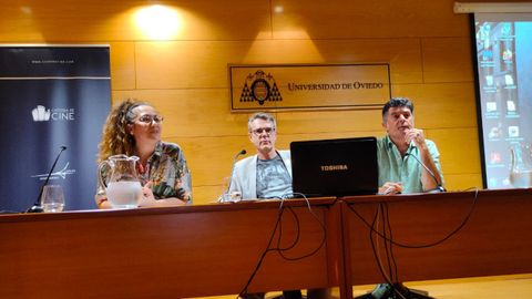 Ladirectora de la Ctedra de Cine de Asturias, Diana Daz, junto con el periodista Pedro Valln y el director de cine Samu Fuentes