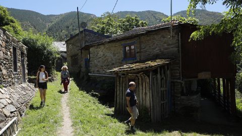 Los nuevos inquilinos compraron las casas y las rehabilitaron ellos mismos, algunos viviendo mientras en furgonetas