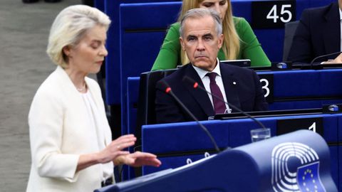El primer ministro canadiense, Mark Carney, escucha la intervenci�n de Ursula von der Leyen en la Euroc�mara