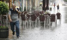 Una tormenta de verano en el centro de Monforte en julio del 2010, en una foto de archivo. 