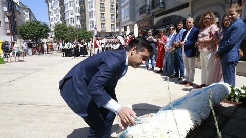 Rey Varela depositan as flores no monumento.