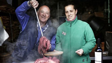 José Carrera, Pucho, el pulpeiro, con su hija Alejandra.
