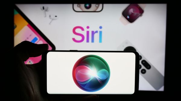 Un usuario sostiene un�m�vil con el logo del asistente digital de Siri