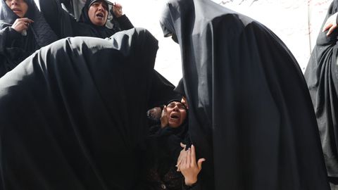 Una mujer llora durante un funeral en Teher�n.