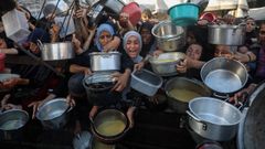 Gazates piden comida en un centro de ayuda humanitaria.