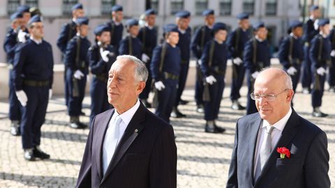 Rebelo de Sousa y el presidente del Parlamento, Augusto Santos, a su llegada a la sesi�n   conmemorativa del 48.� aniversario de la Revoluci�n de los Claveles.